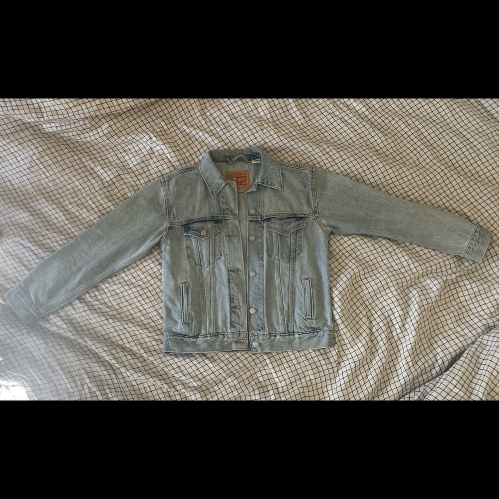 Levi’s women’s oversized trucker jacket xs